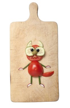 Sebze kesme tahtası üzerinde yapılan kedi