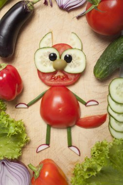 Sebze gemide yapılan kedi maddeler ile çevrili