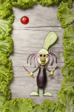 Sebze salatası yapılan çerçeve ile ahşap tahta Cook'u