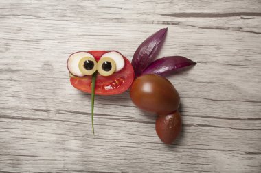 Ahşap arka plan üzerinde kırmızı domates ile yapılan arı