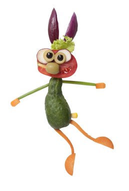 Beyaz arka planda taze sebze ile yapılan atlama tavşan