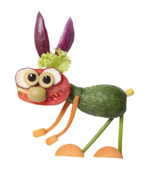 Komik tavşan izole arka plan üzerinde taze sebze yapılmış