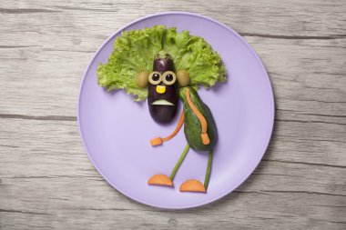 Adam tabak ve gemide taze sebze ile yapılan