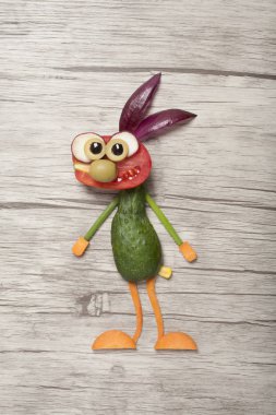 Ahşap tahta üzerinde yapılan sürpriz sebze tavşan