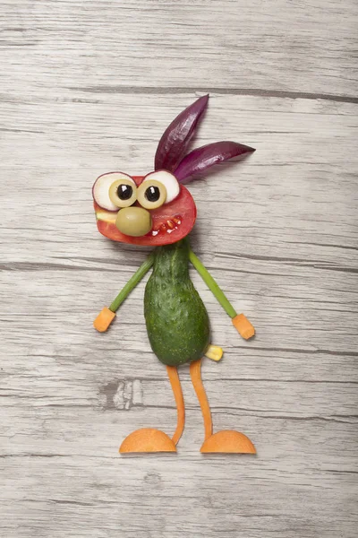 Ahşap tahta üzerinde yapılan sürpriz sebze tavşan
