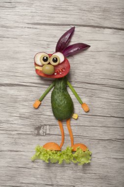 Gemide salatalık, domates ve turp ile yapılan tavşan