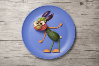 Komik poz sebzeyapılmış Tavşan