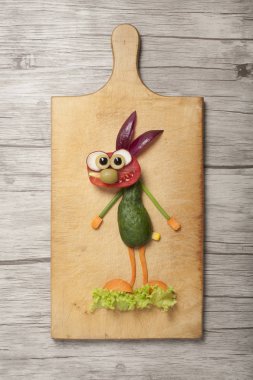Gemide basit gıda maddeleri ile komik bir tavşan yapma fikri