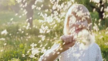 Kaygısız kız açık havada eğleniyor dandelions, bir grup ile çalış