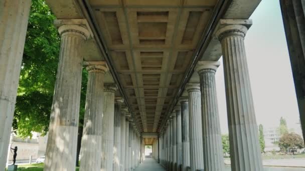 Una larga galería con columnas en Alte Nationalgalerieon Museos Estatales en Berlín, Alemania — Vídeos de Stock