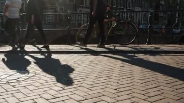 Bisiklet ve yaya Amesterdem dar bir köprü üzerinde bir sürü. Çerçevede, Bisiklet tekerlekler ve yayalar - yoğun bir hareketi ayak. Bu Avrupa'nın Bisiklet başkenti olduğunu.