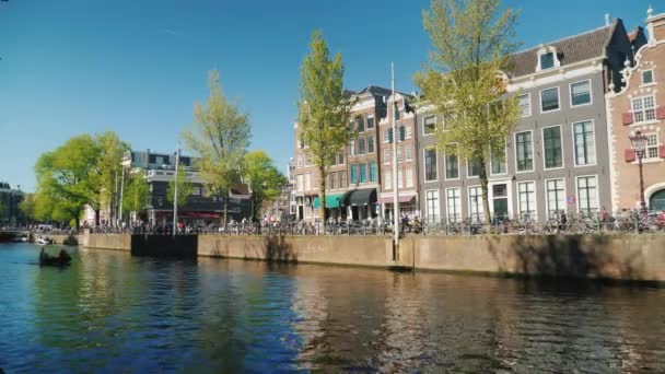 Amesterdam, オランダ, 2018年 5 月: アムステルダムの美しい運河沿い。この都市の典型的な風景 — ストック動画