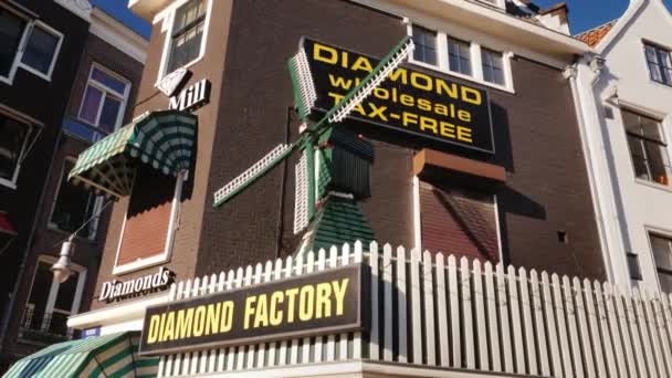 Астердам, Нидерланды, май 2018 года: Оригинальная вывеска с ветряной мельницей. Diamond Factory - магазин в популярном туристическом районе Амстердама — стоковое видео