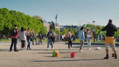 Amesterdam, Hollanda, Mayıs 2018: Bir adam kabarcıklar darbeler - turistleri eğlendirir. Van Gogh Museum yakınındaki meydanda