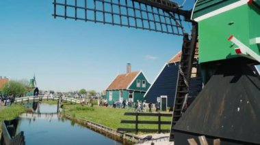 Zaanse Schans'a, Hollanda, Mayıs 2018: vurdu Steadicam: Hollanda - Zaanse Schans'a pitoresk eski köy. Evler su turist dar sokaklarında yürüyüş yansıtılır
