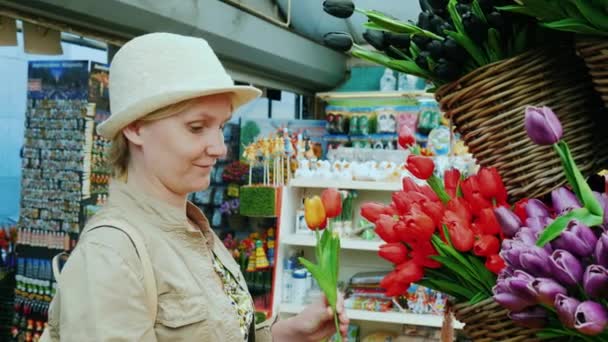 Seorang wanita memilih tulip di pasar bunga terkenal di Amsterdam — Stok Video