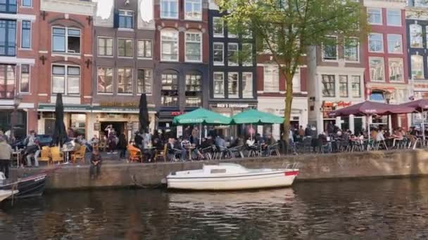 Amesterdam, Países Bajos, mayo de 2018: Steadicam shot: La pintoresca calle Amsterdam con la que se legalizan las drogas ligeras. casas — Vídeo de stock