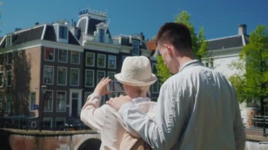 Anne bir yetişkin oğlu ile Amsterdam'da kanalı'nın güzel bir görünüm alır. Europe kavram aile tatili