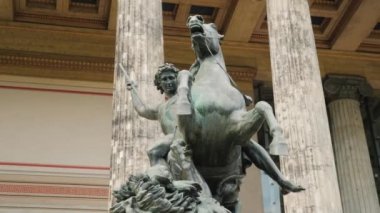 Berlin, Almanya, Mayıs 2018: Heykel bir binici eski Ulusal Galerisi, atış steadicam binasında mağlup bir aslan, bir mızrak ile