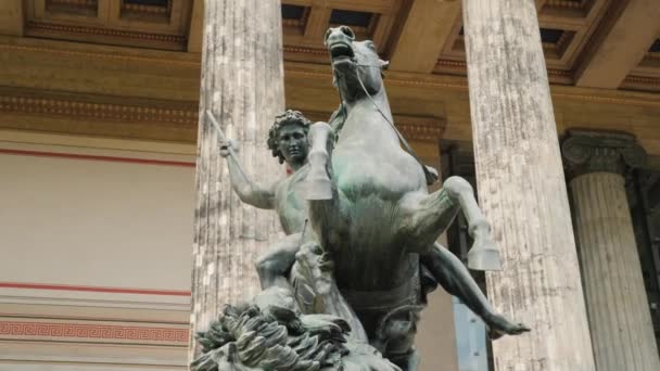 Berlin, Allemagne, mai 2018 : Sculpture d'un cavalier avec une lance sur un lion vaincu au bâtiment de la vieille Galerie nationale, tir steadicam — Video