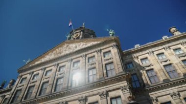 Royal Palace Amsterdam'ın eski Amsterdam Belediye Binası var. Güzel pencerelerde güneş parlar. Bina 1665 yılında Jacob van Kampen tarafından inşa edilmiştir