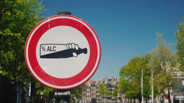 Amesterdam, Nederland, mei 2018: Een verkeersbord dat verbod van alcoholconsumptie op een openbare plaats. Een fles alcohol op een witte achtergrond is omcirkeld in een rode cirkel — Stockvideo