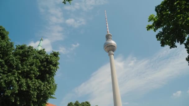 Uno de los símbolos de Berlín es la torre de televisión de Berlín — Vídeo de stock