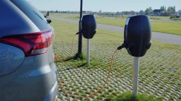 : Mehrere Elektrofahrzeuge werden an einem Straßenladegerät aufgeladen — Stockvideo