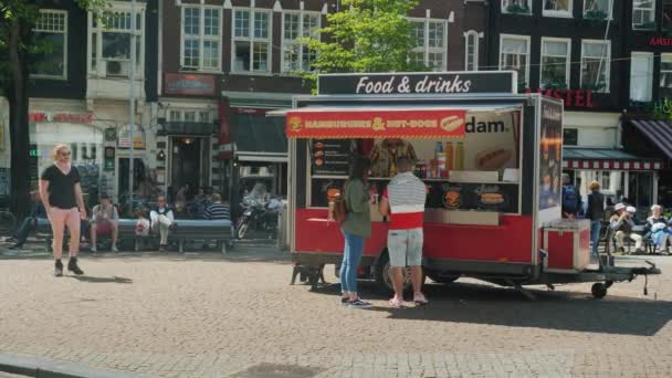 Amesterdam, Niederlande, Mai 2018: ein Lieferwagen mit Fast Food auf der amsterdam street. Touristen und Einheimische kaufen Snacks — Stockvideo