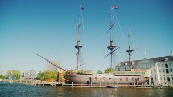=dam, Holanda, maio de 2018: Réplica do navio Amsterdam, que afundou durante sua primeira viagem em 1749 — Vídeo de Stock