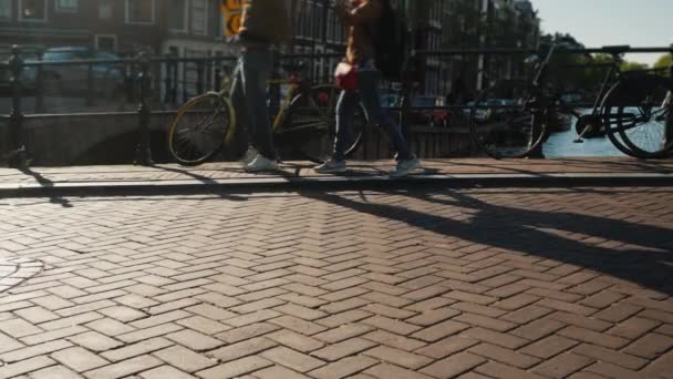 Cykeltrafik på den smala bron i Amsterdam — Stockvideo