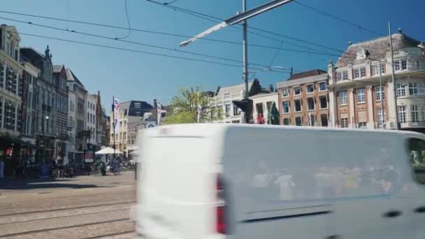 Den Haag, Nederland, mei 2018: Straat in het centrum van Den Haag, Nederland. Gezellige cafés en verkeer-auto 's — Stockvideo