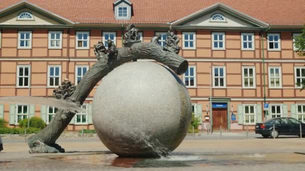 Wernigerode, Alemania, mayo de 2018: La fuente original en forma de bola, tiene un tronco de árbol y esculturas. Ciudades pequeñas en Alemania — Vídeos de Stock