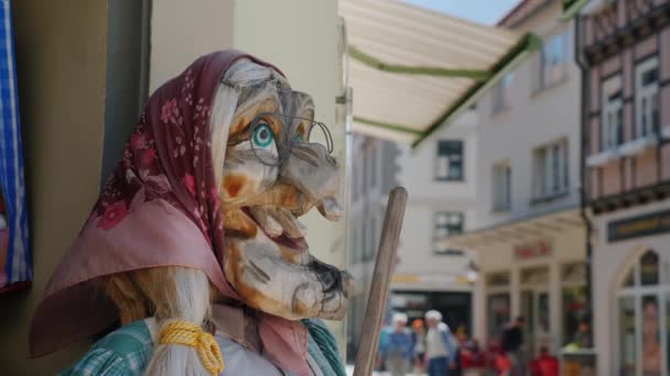 Wernigerode, Alemania, mayo de 2018: Retrato de una bruja con escoba. El símbolo de la pequeña ciudad alemana de Wernigerode — Vídeos de Stock