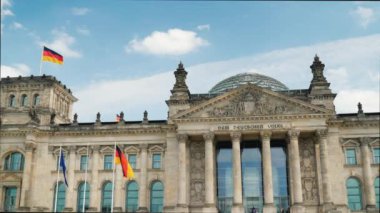 Almanya Federal Meclisi nerede Berlin Reichstag tarihi binada yer alan