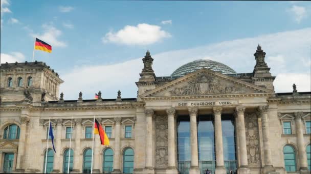 El edificio histórico del Reichstag en Berlín, donde se encuentra ahora el Bundestag alemán — Vídeo de stock