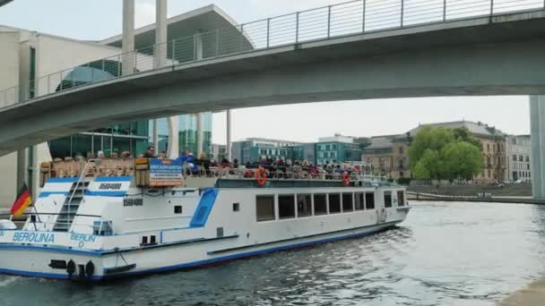 Berlino, Germania, maggio 2018: una barca da diporto con turisti a bordo naviga lungo il fiume vicino al ponte — Video Stock