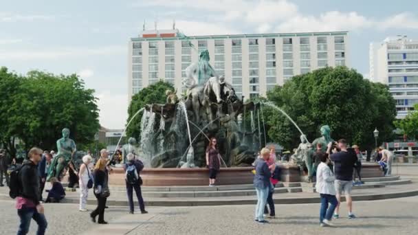 Berlin, Almanya, 2018 insanlar Neptün Çeşmesi Berlin merkezi etrafında dolaşmak — Stok video