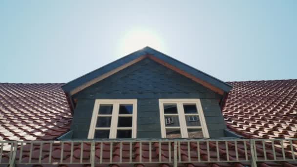 La cornisa en el techo es exuberante. Arquitectura típica para casas privadas tradicionales en Alemania — Vídeo de stock