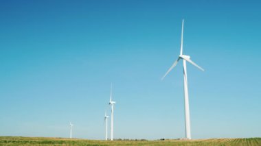 Mavi gökyüzüne karşı birkaç Rüzgar jeneratörleri
