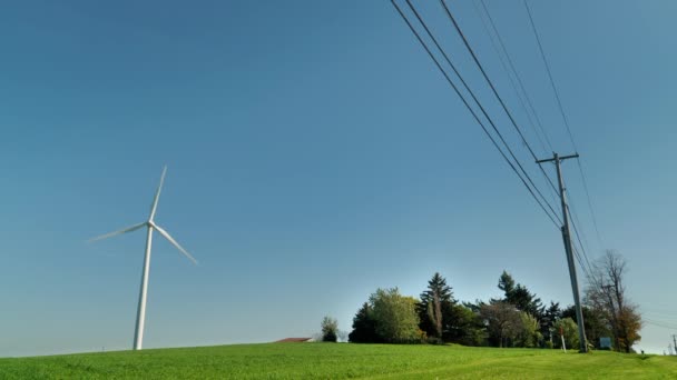 Průmyslové větrné elektrárny poblíž elektrické vedení — Stock video