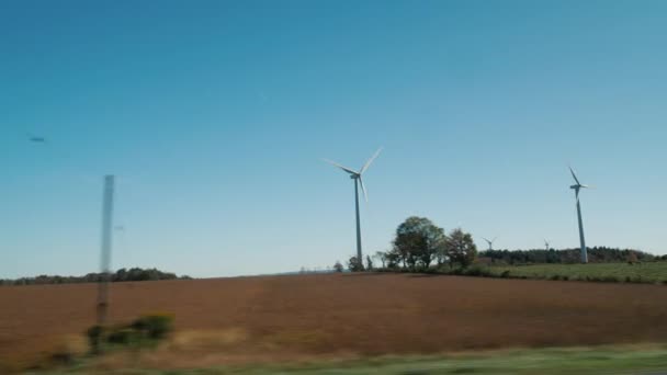 Venkovská krajina s větrné generátory. Pohled z okna jedoucím autě — Stock video