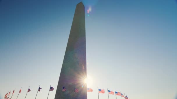 Static shot: Sunlight shines because of the Washington Monument, DC. — Stock Video