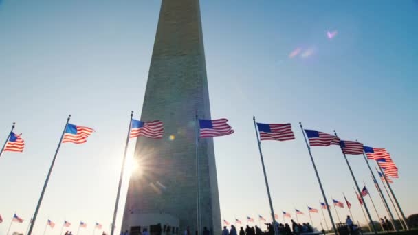 La luz del sol brilla debido al Monumento a Washington, DC. Tilt shot — Vídeo de stock