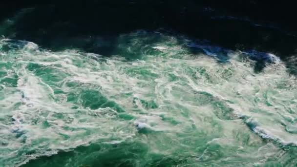 폭풍우 물 산 강, 평면도입니다. 물의 아름 다운 그늘 — 비디오