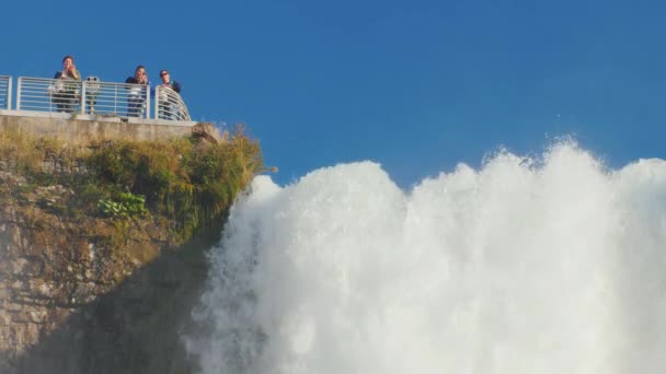 Cataratas del Niágara, Ontario, Canadá, septiembre de 2017: Una plataforma de observación cerca de las Cataratas del Niágara en la costa americana. — Vídeo de stock