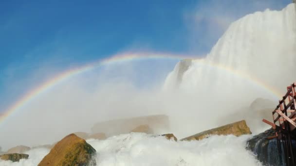 Ein großer Regenbogen über den Niagarafällen.. 4k 10 bit video — Stockvideo