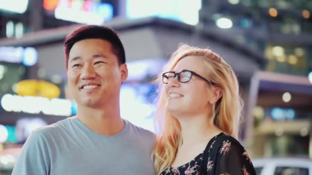 Um jovem casal admirando as luzes da publicidade na famosa Times Square, em Nova York — Vídeo de Stock