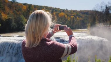 Bir turist Letchworth Devlet Parkı'nda güzel bir şelale çekiyor.