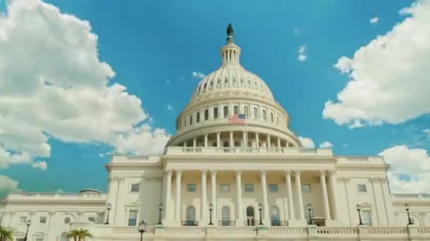 La vista inferior es el famoso edificio del Capitolio en Washington, DC. Timelapswe vídeo — Vídeos de Stock